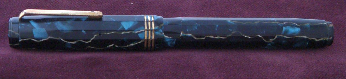 1199px-Aurora-Novum-2s-Faceted-Medium-MarbledBlueVeined